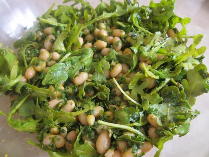 Salad with arugula and pine nuts for potency